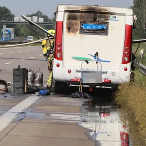 Wohnmobil geht auf Autobahn im Norden in Flammen auf. Insassen retten sich und ihren Hund