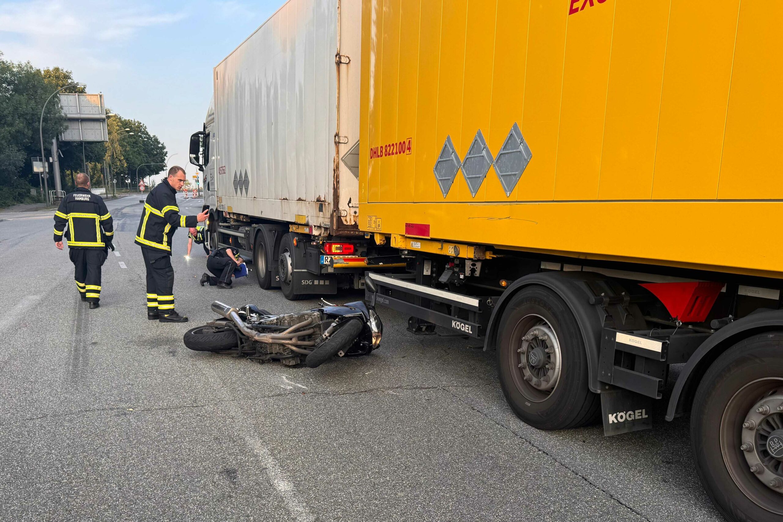 Die Motorradfahrerin wurde von einem Lastwagen erfasst und lebensgefährlich verletzt.