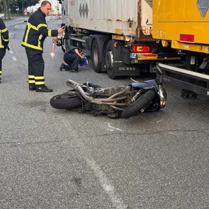 Die Motorradfahrerin wurde von einem Lastwagen erfasst und lebensgefährlich verletzt.