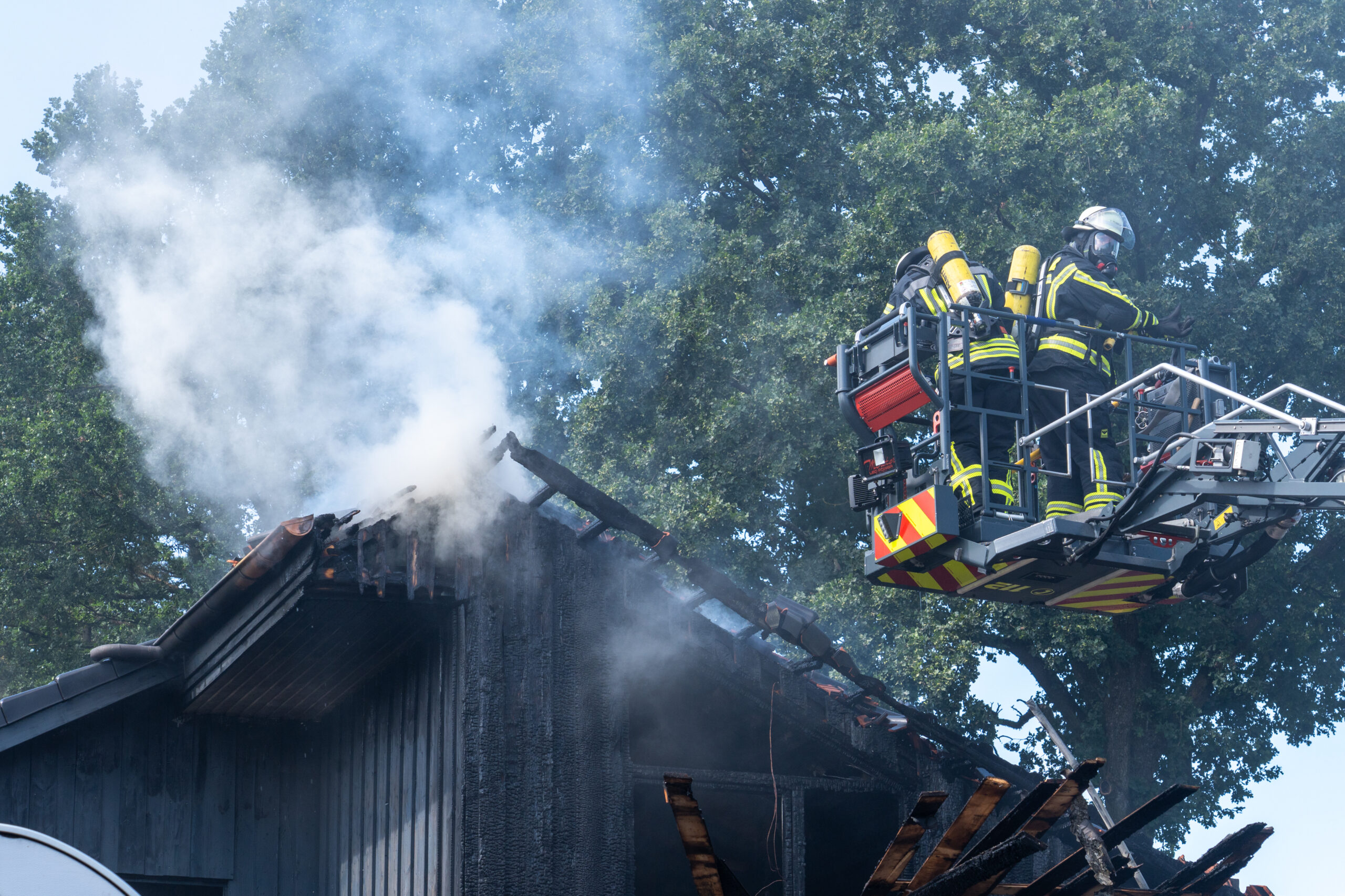 Am Samstagmittag brach das Feuer in dem Einfamilienhaus in Drestedt aus.