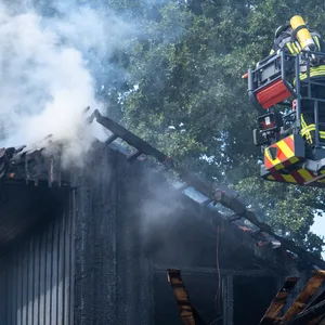 Am Samstagmittag brach das Feuer in dem Einfamilienhaus in Drestedt aus.