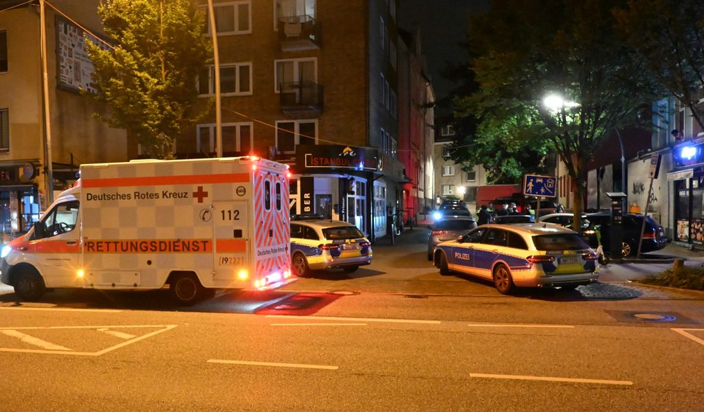 Wieder-Massenschl-gerei-im-Phoenix-Viertel-ein-Verletzter