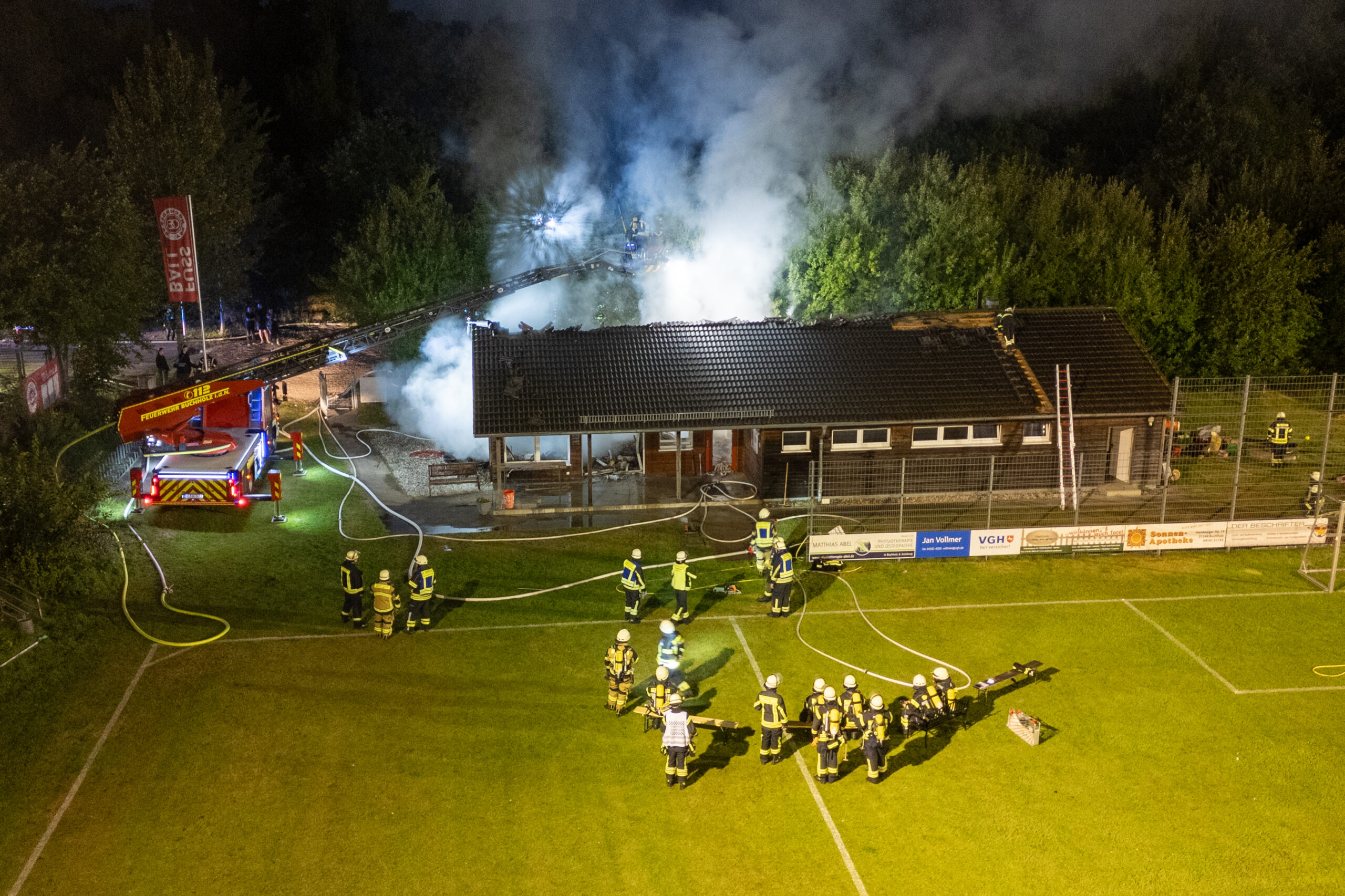 Die Feuerwehr bei den Löscharbeiten