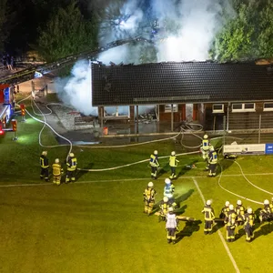 Die Feuerwehr bei den Löscharbeiten
