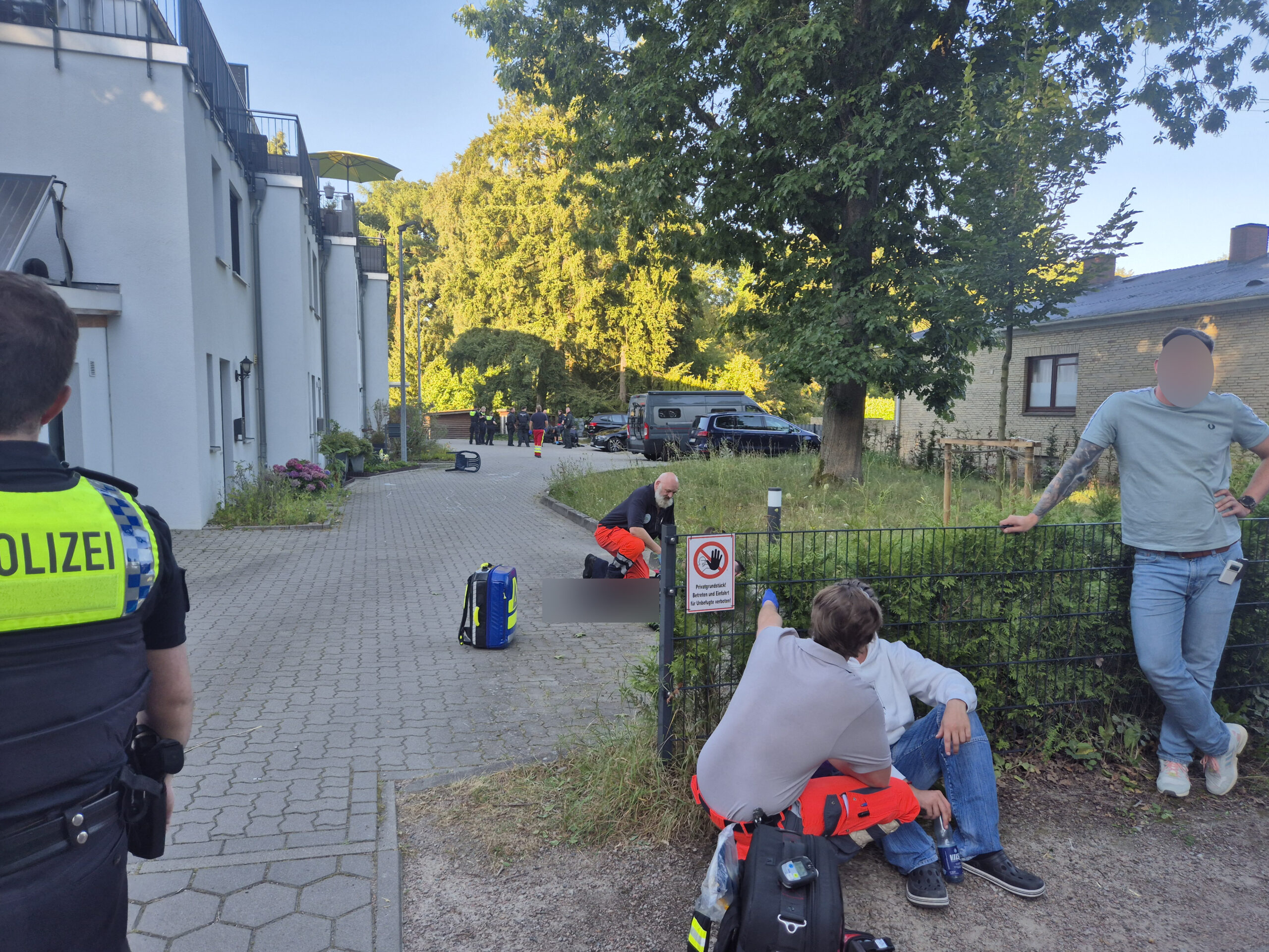 Polizisten überwältigten den Mann (hinten im Bild). Passanten wurden vom Rettungsdienst betreut.
