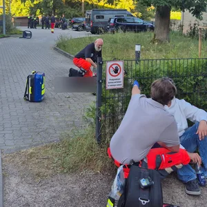 Polizisten überwältigten den Mann (hinten im Bild). Passanten wurden vom Rettungsdienst betreut.