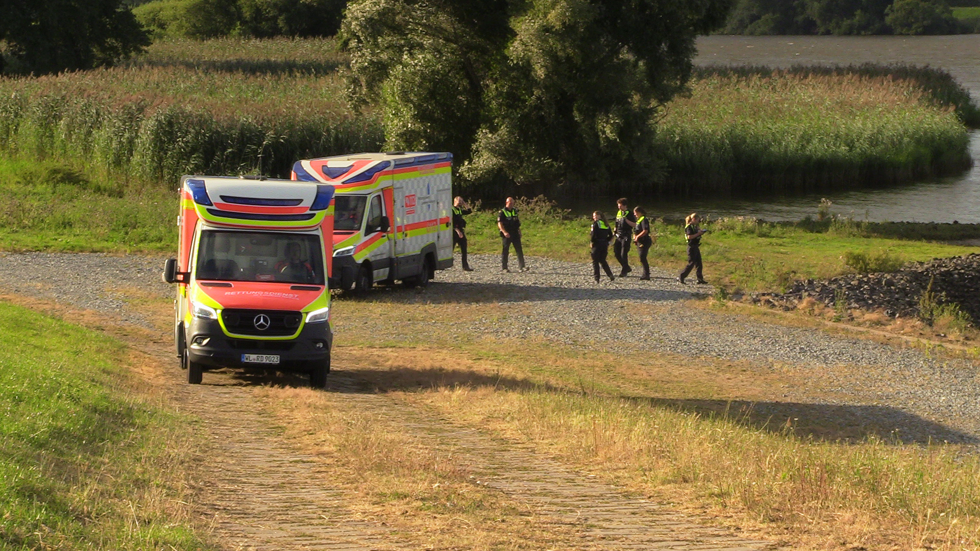 Einsatzkräfte haben am Donnerstagabend zwei Personen aus der Elbe gerettet.