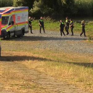 Einsatzkräfte haben am Donnerstagabend zwei Personen aus der Elbe gerettet.
