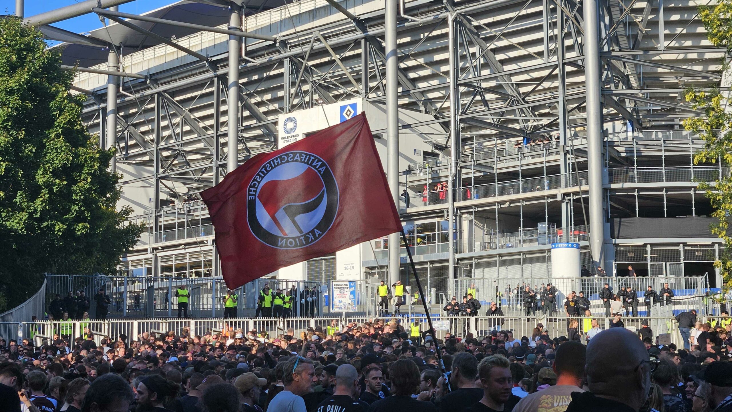 Die St.-Pauli-Fans haben (natürlich) eine Antifa-Flagge dabei.