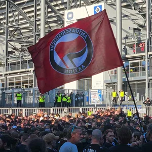 Die St.-Pauli-Fans haben (natürlich) eine Antifa-Flagge dabei.