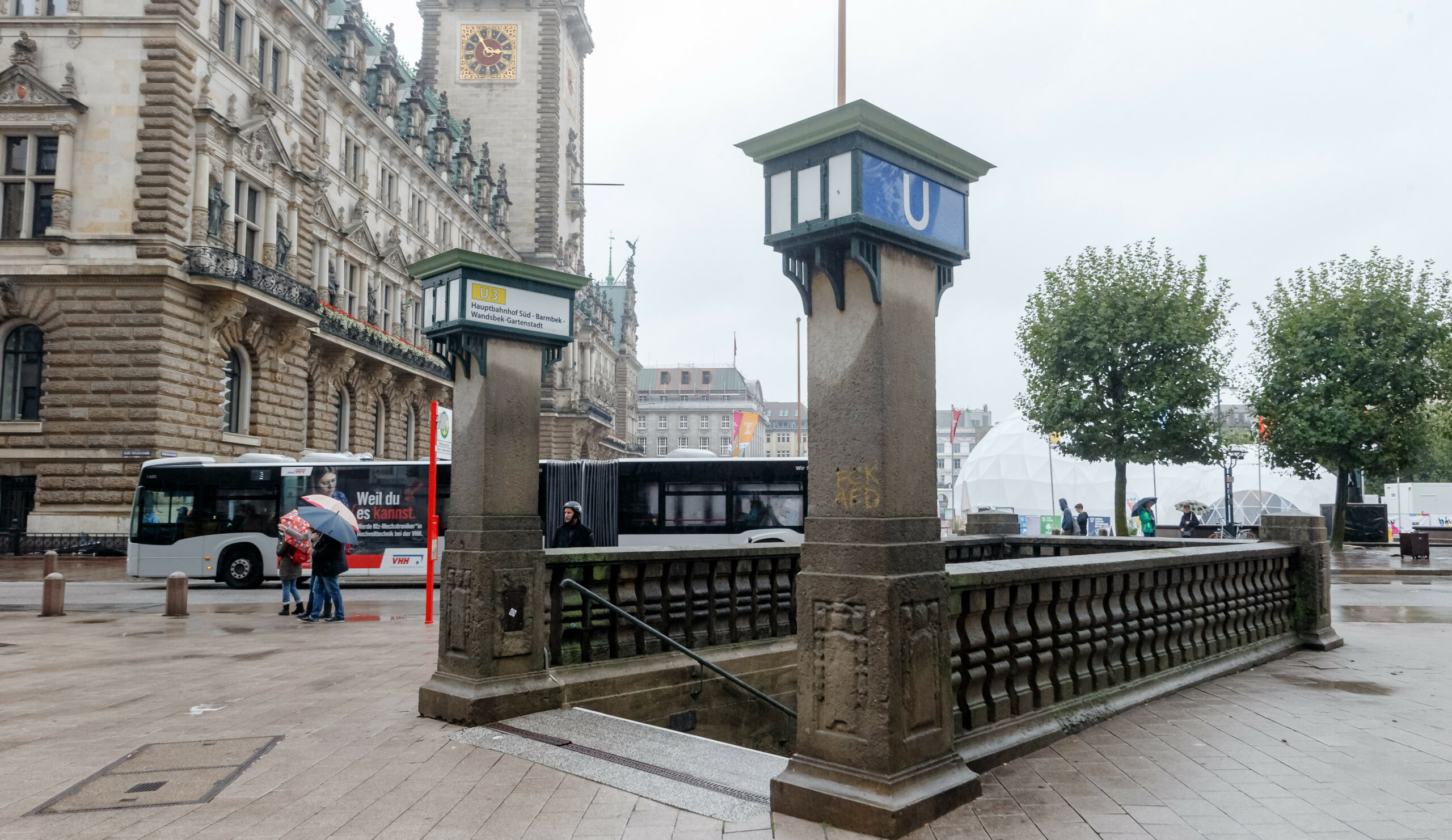 Mann beleidigt Fahrgäste am U-Bahnhof Fahrgäste rassistisch. Polizist auf dem Weg zum Dienst hält Täter fest