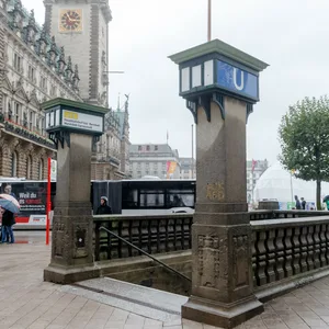 Mann beleidigt Fahrgäste am U-Bahnhof Fahrgäste rassistisch. Polizist auf dem Weg zum Dienst hält Täter fest