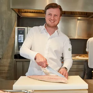 Drei-Sterne-Koch Kevin Fehling (48) arbeitet in der Küche seines Restaurants „The Table“ in der HafenCity.
