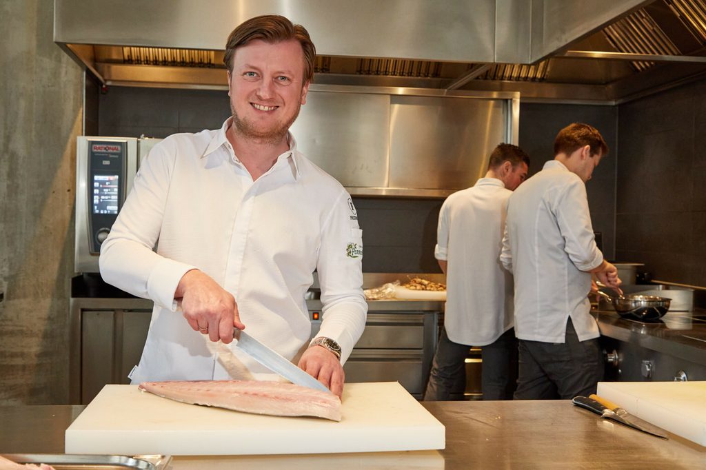 Drei-Sterne-Koch Kevin Fehling (48) arbeitet in der Küche seines Restaurants „The Table“ in der HafenCity.