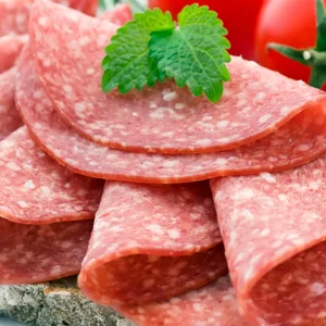 Ein mit Salami belegtes Brot (Symbolbild).