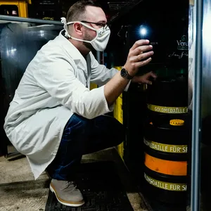 Ein Lebensmittelkontrolleur im Einsatz (Symbolbild).