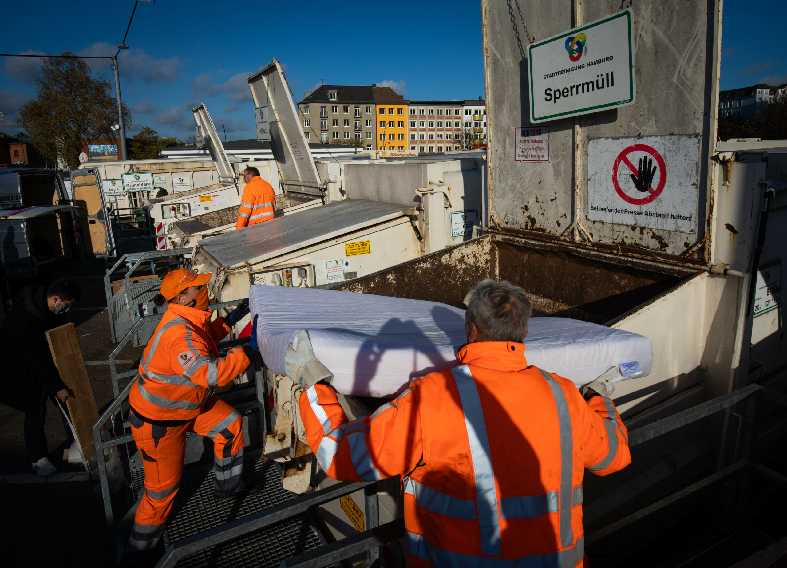 Mitarbeiter der Stadtreinigung auf einem Recyclinghof auf St. Pauli (Symbolbild)