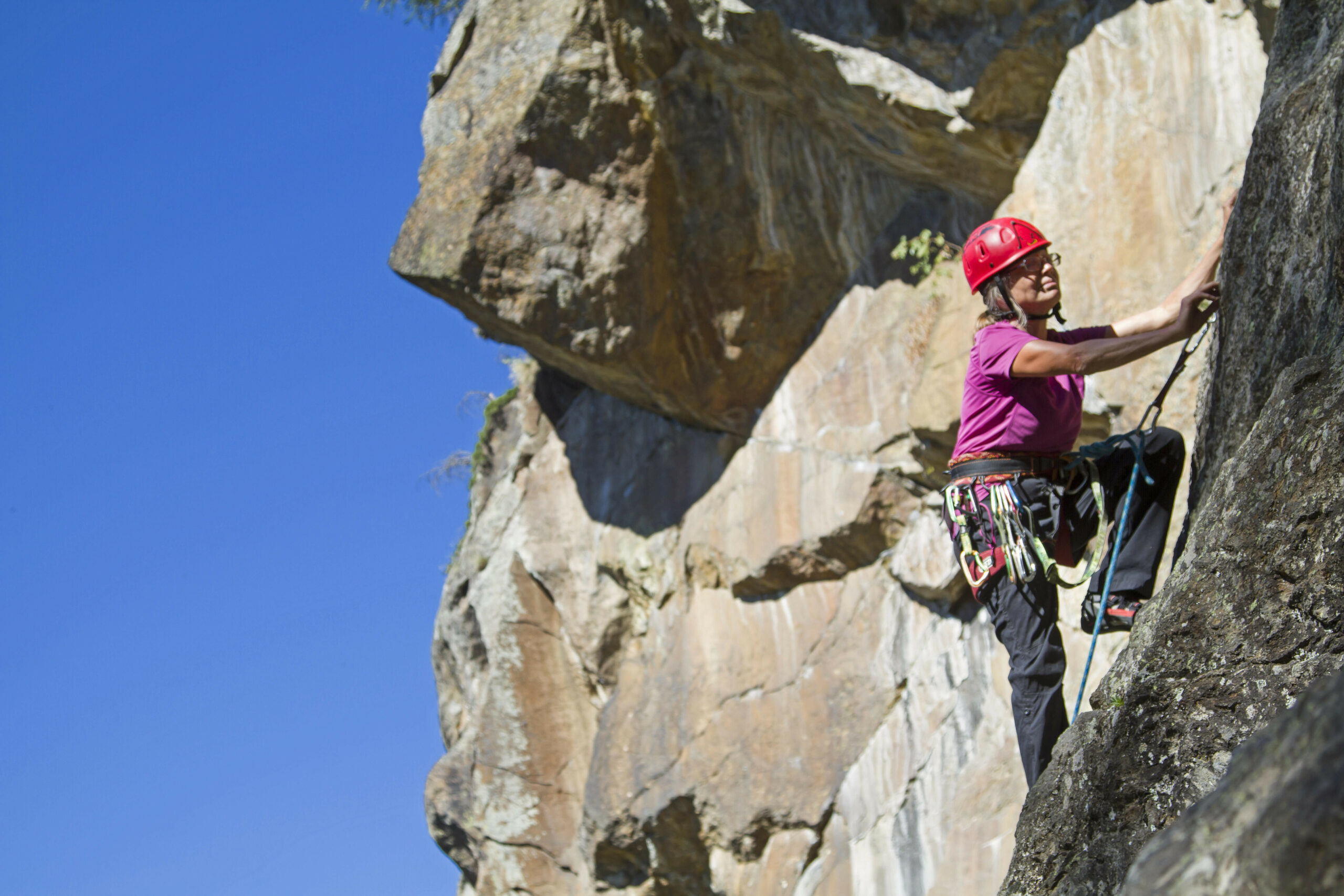 Eine Frau klettert in einem Gebirge in Tirol.