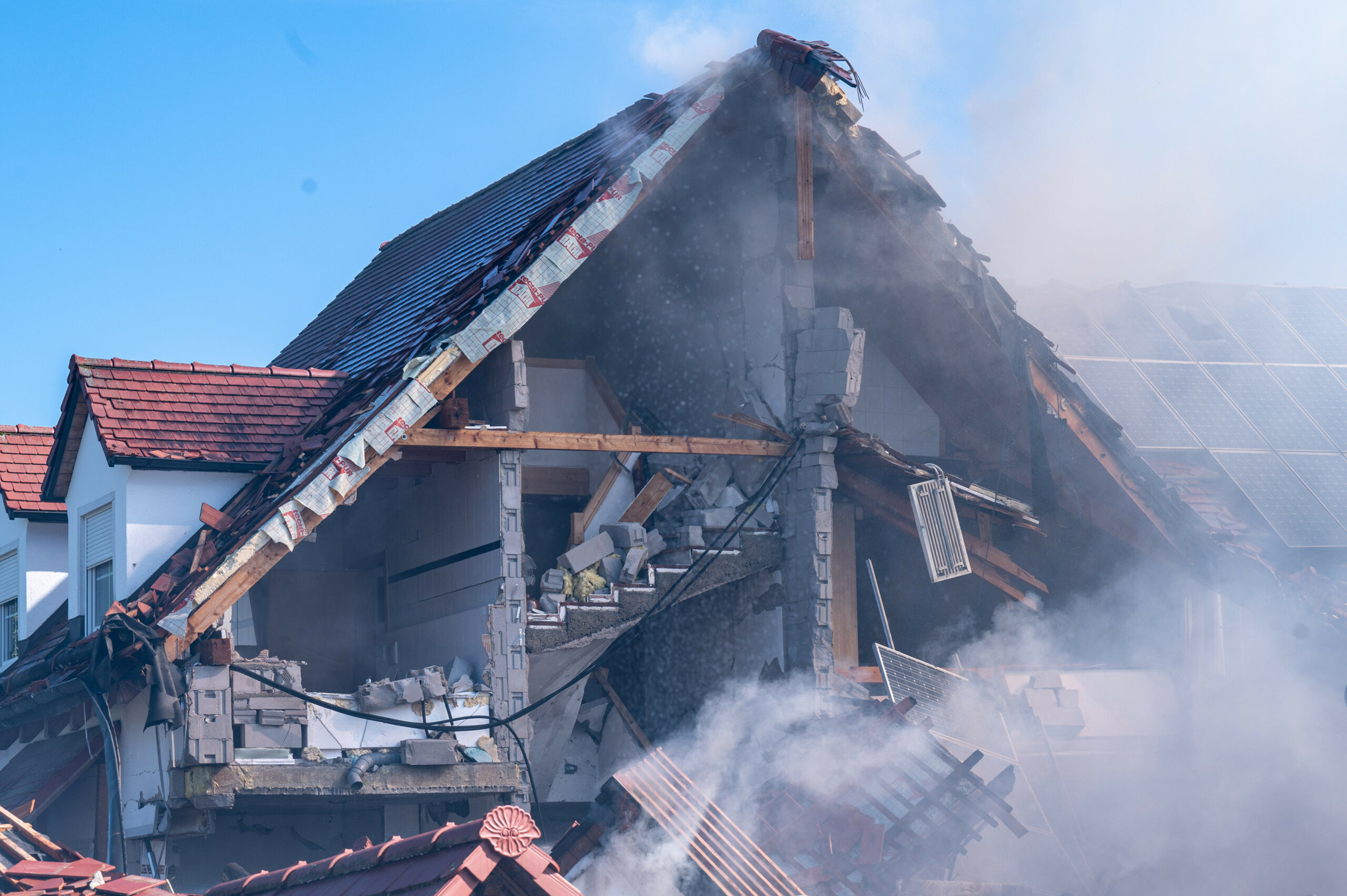 Ein eingestürztes Haus nach einer Explosion