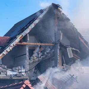Ein eingestürztes Haus nach einer Explosion