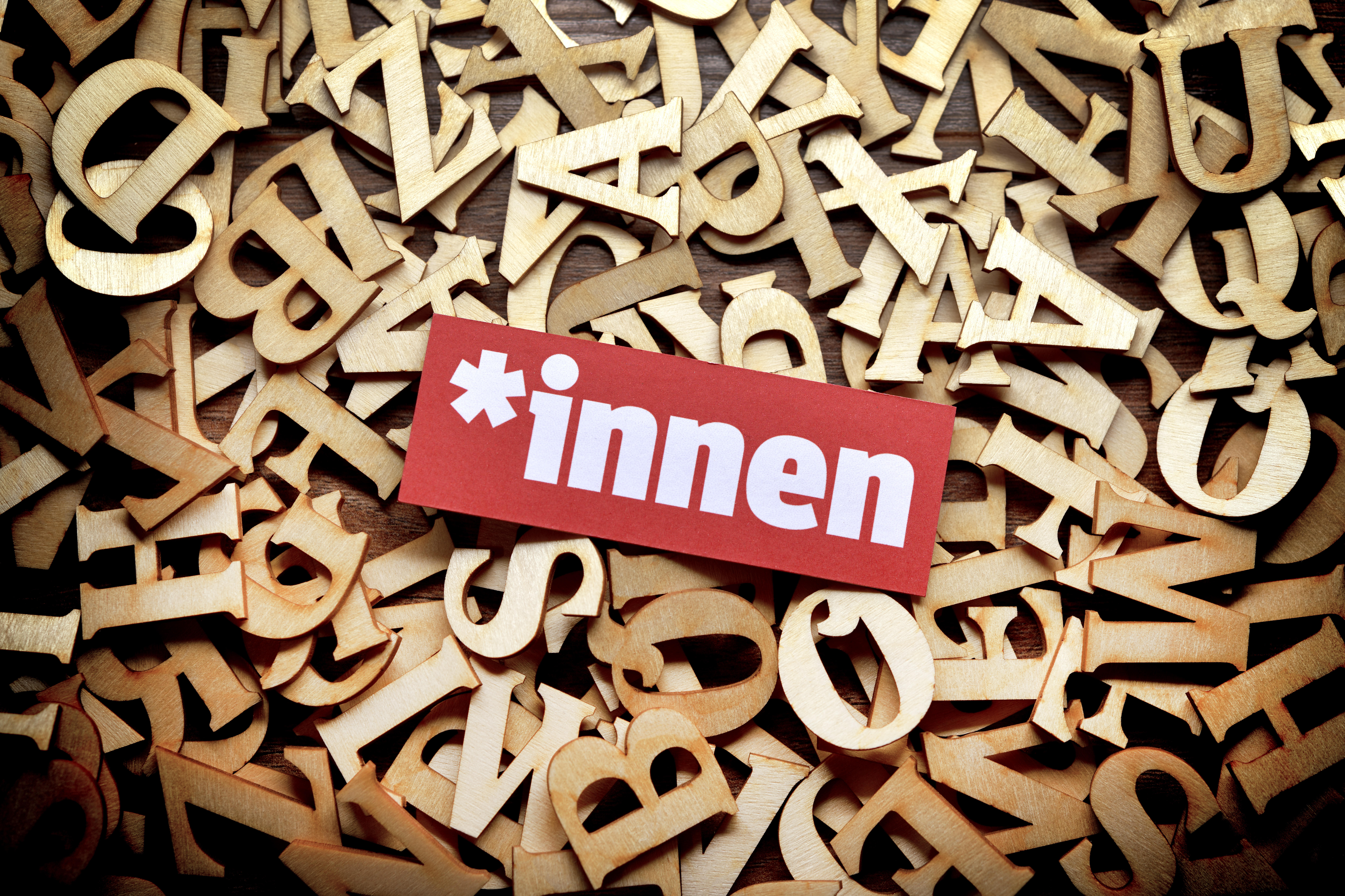 Gendersternchen und Schriftzug Innen auf Buchstaben