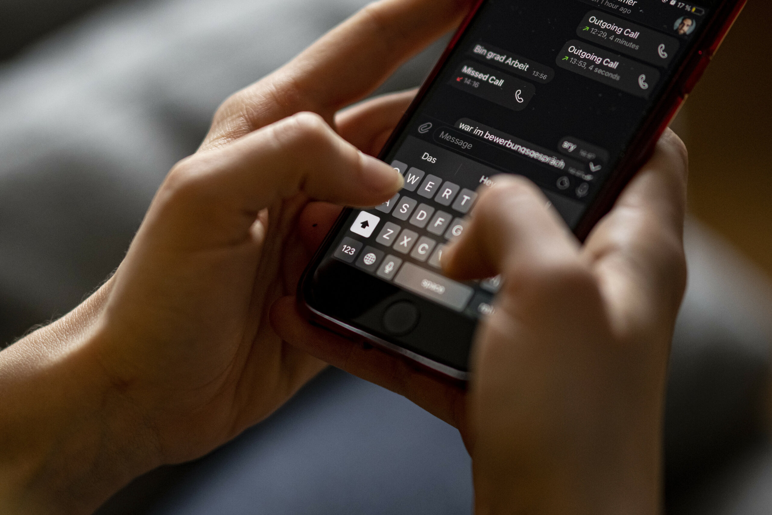 Eine Frau schreibt in einer Messenger-App eine Nachricht.