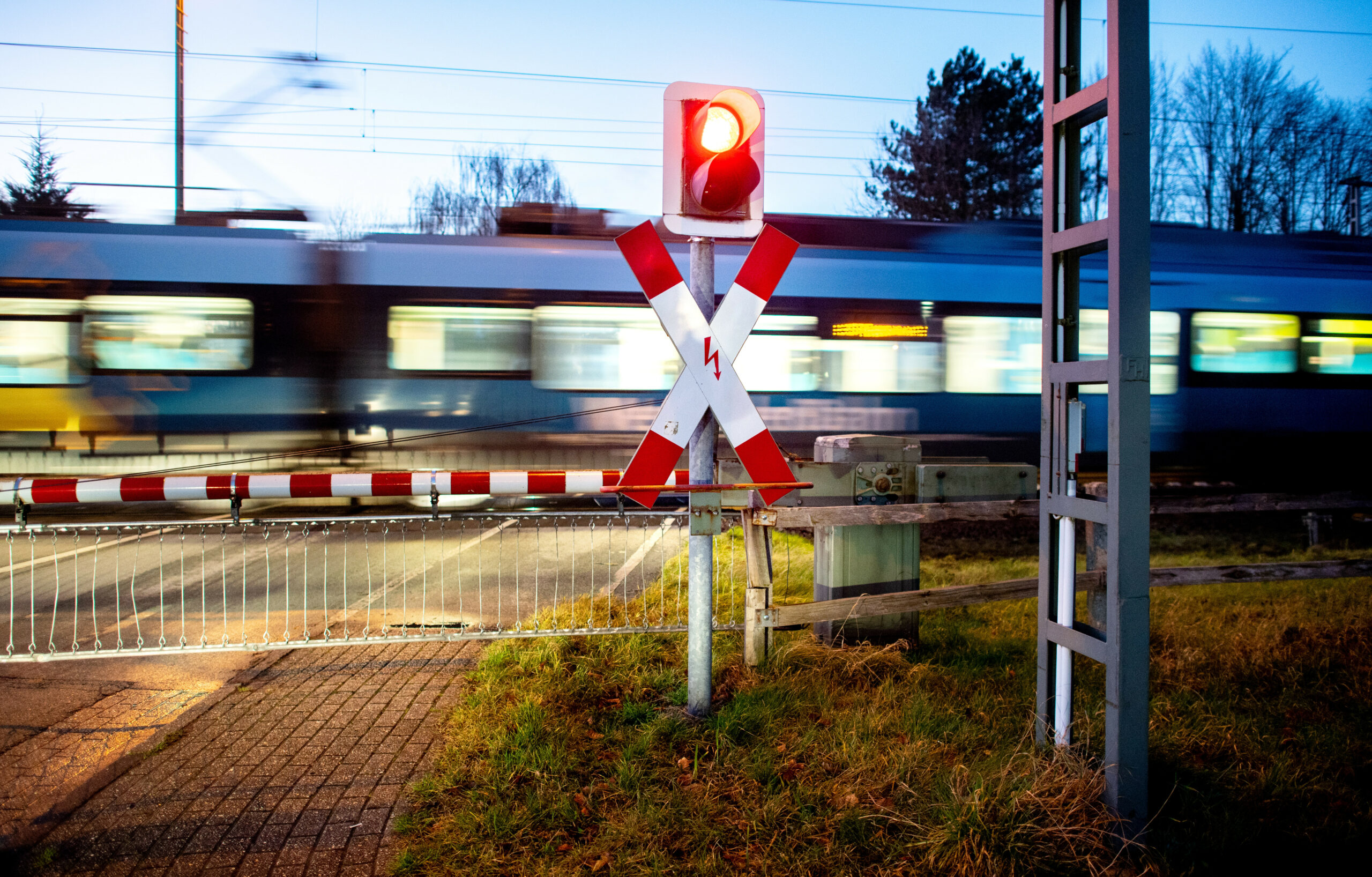 Ein Bahnübergang mit roter Ampel.