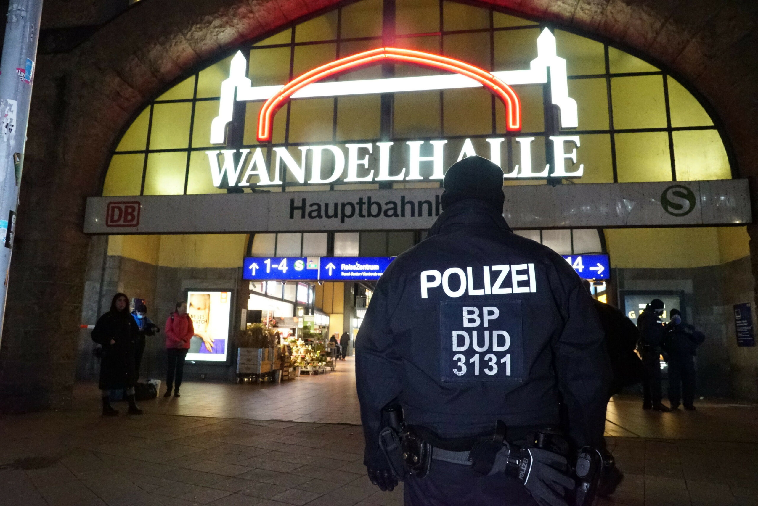 Ein Bundespolizist steht vor dem Eingang der Wandelhalle am Hamburger Hauptbahnhof.