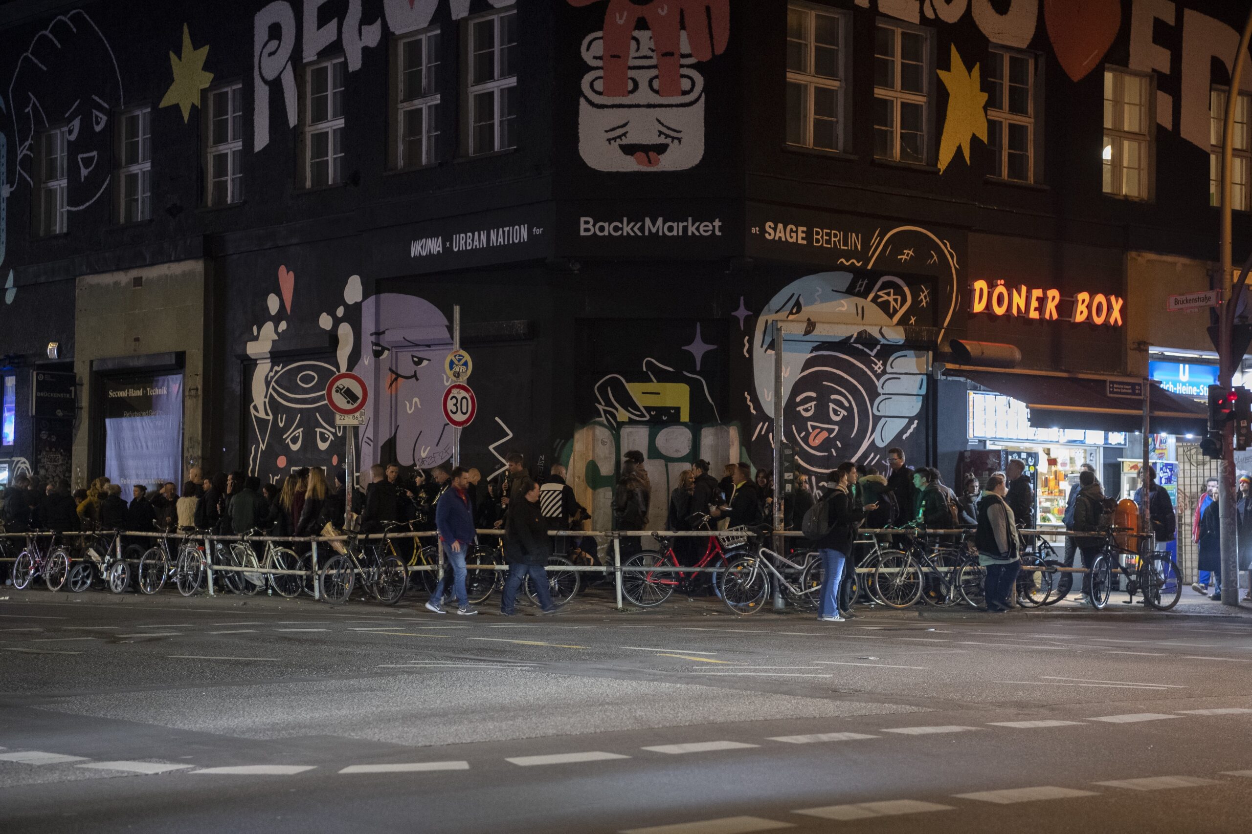 Menschenschlange vor einem Nachtclub
