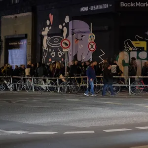 Menschenschlange vor einem Nachtclub