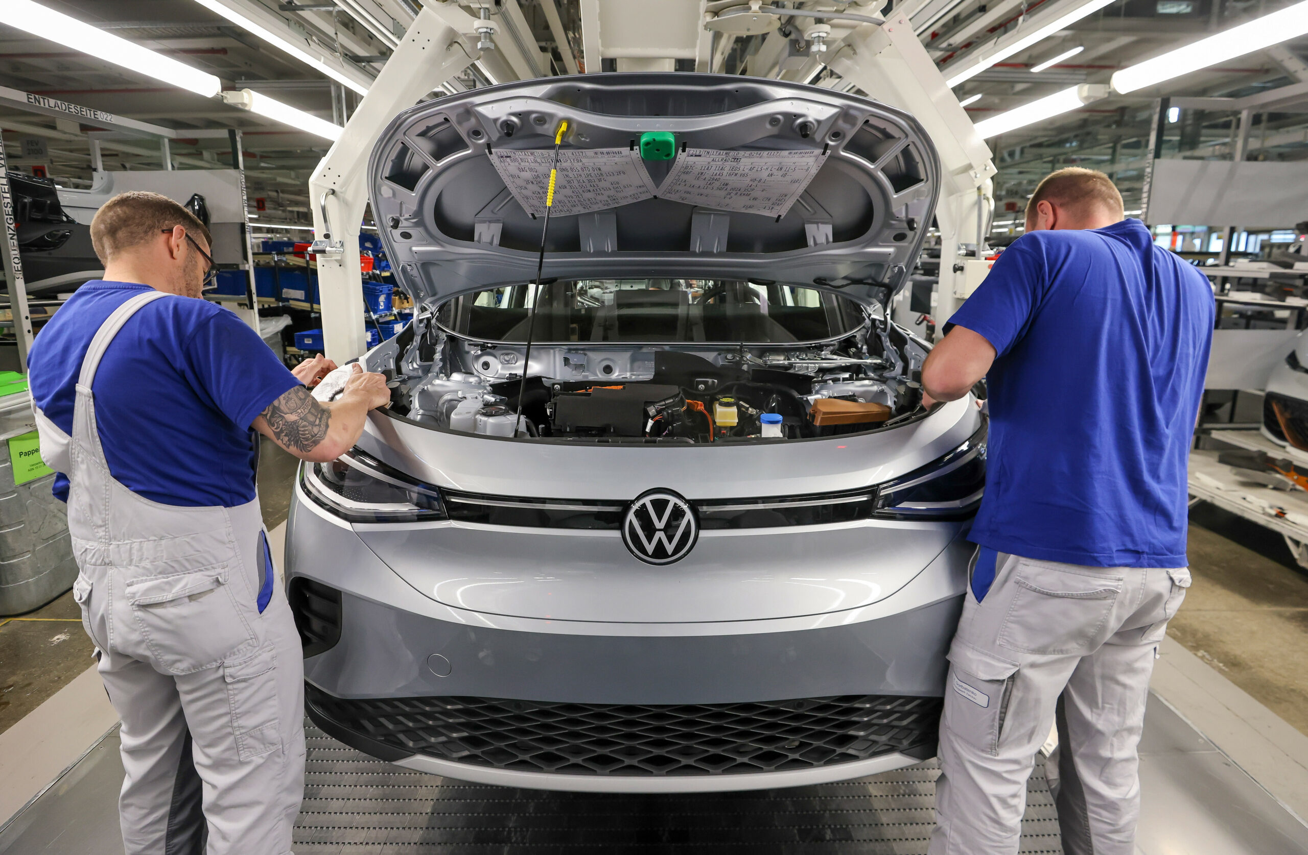 Mitarbeiter montieren den Stoßfänger an einem ID.4 im Werk von Volkswagen in Zwickau.