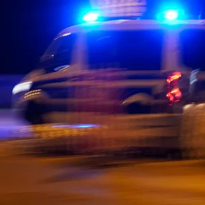 Ein Polizeiwagen auf Einsatzfahrt. (Symbolfoto)