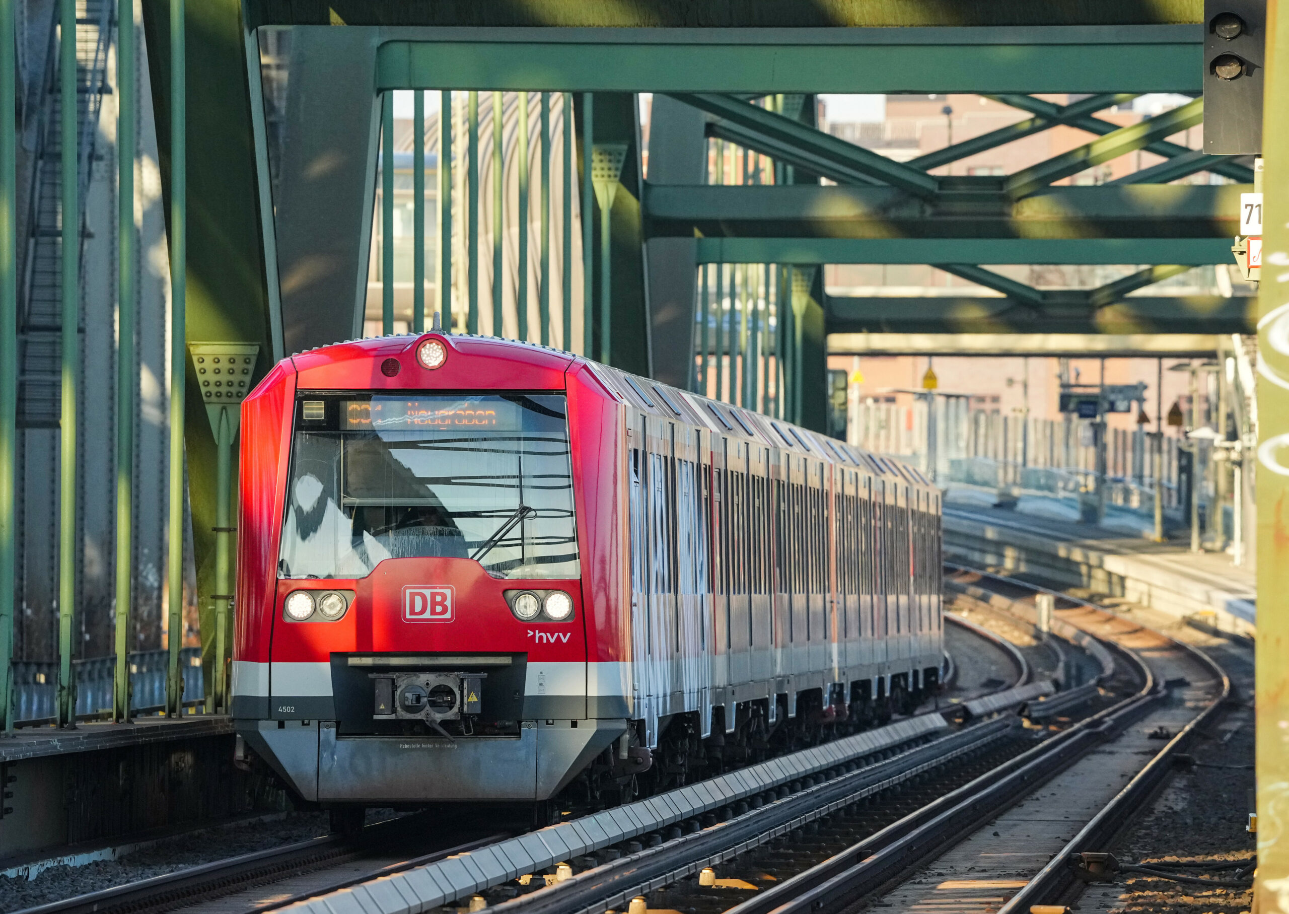 Frau geht im Gleisbereich spazieren – Triebwagenführer einer S-Bahn muss Notbremsung einleiten