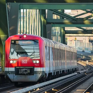 Frau geht im Gleisbereich spazieren – Triebwagenführer einer S-Bahn muss Notbremsung einleiten
