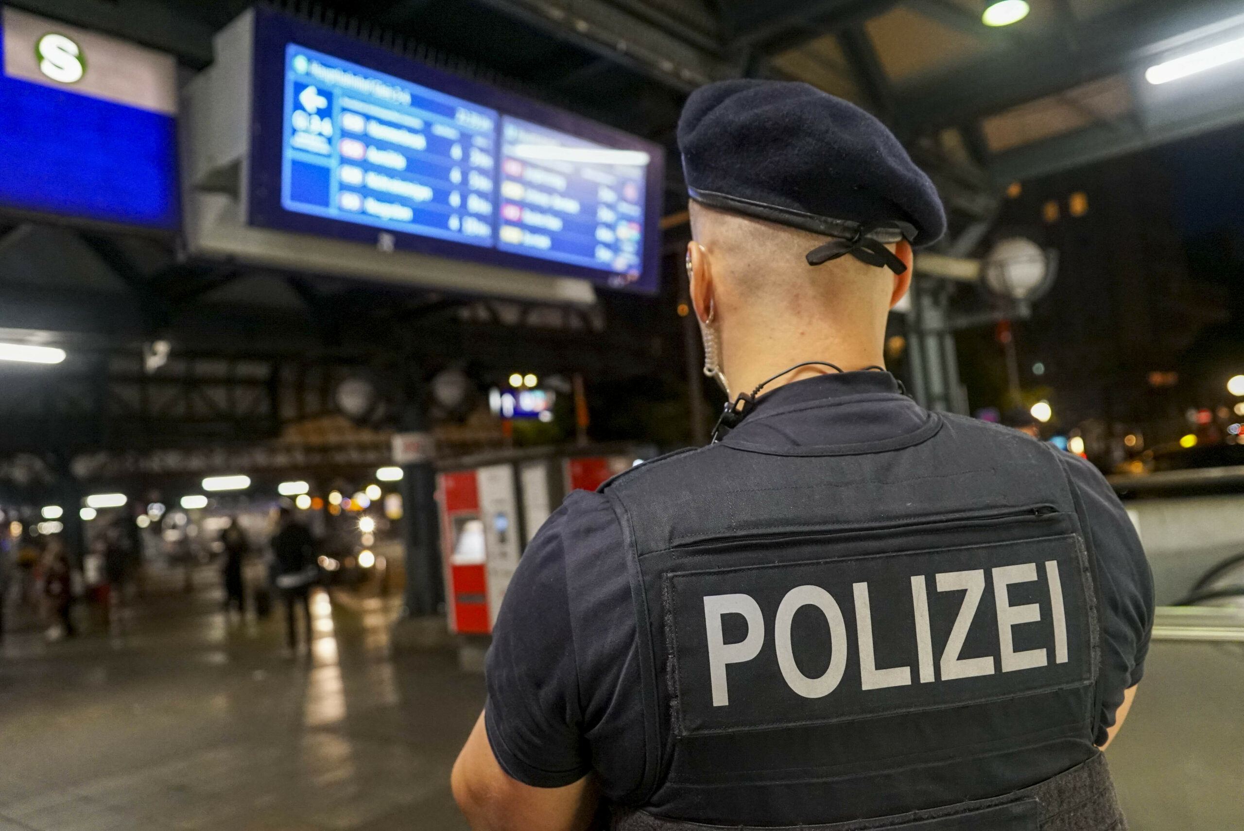 Ein Bundespolizist am Hamburger Hauptbahnhof.