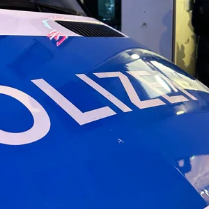 17-Jährigen aufgelautert, mit Messer bedroht und verprügelt. Polizei sucht Zeugen
