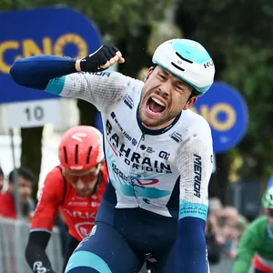 Phil Bauhaus jubelt bei einem Radrennen in Italien