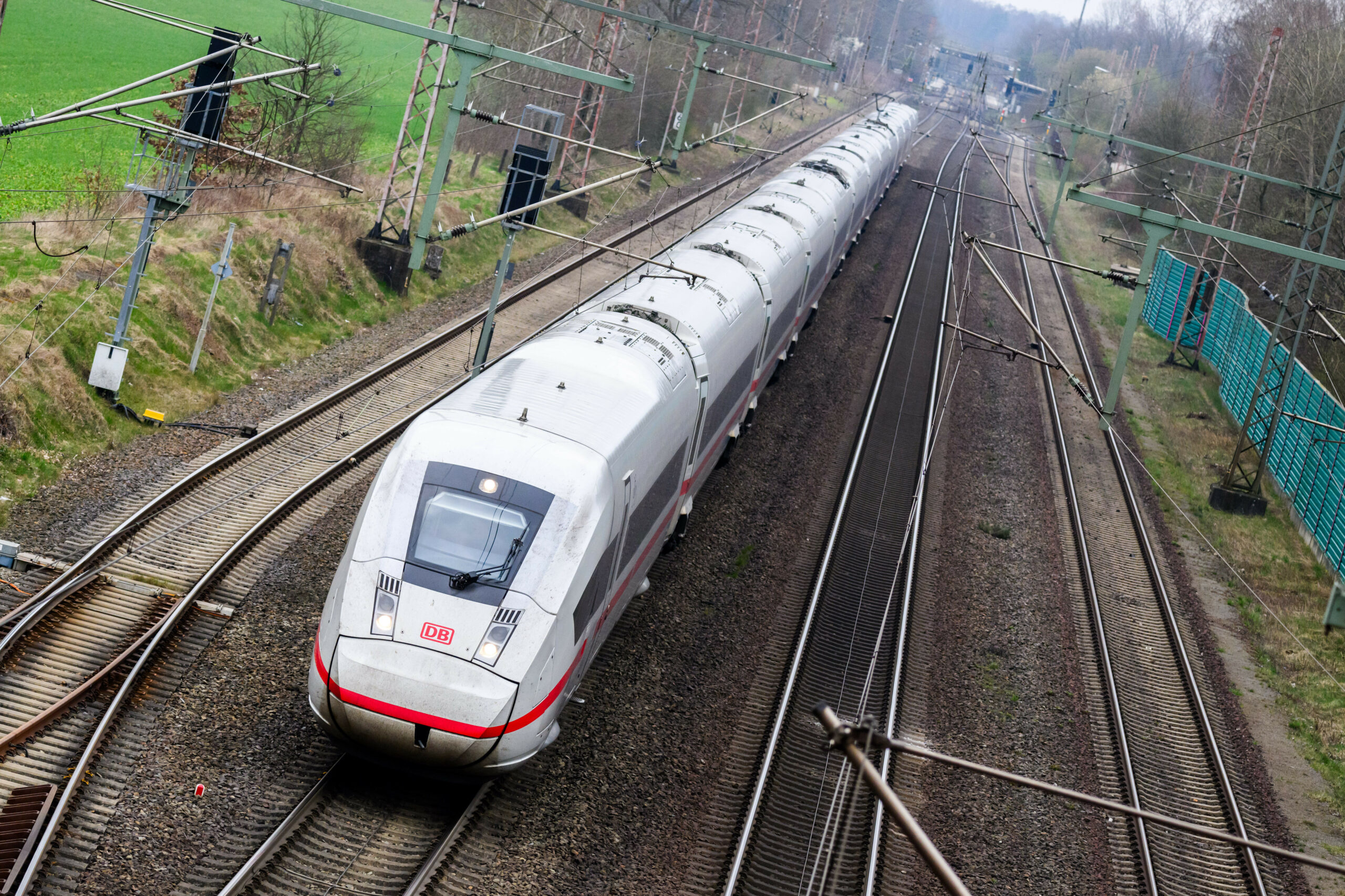 ICE auf der Bahntrasse Hamburg Hannover