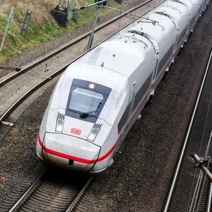 ICE auf der Bahntrasse Hamburg Hannover