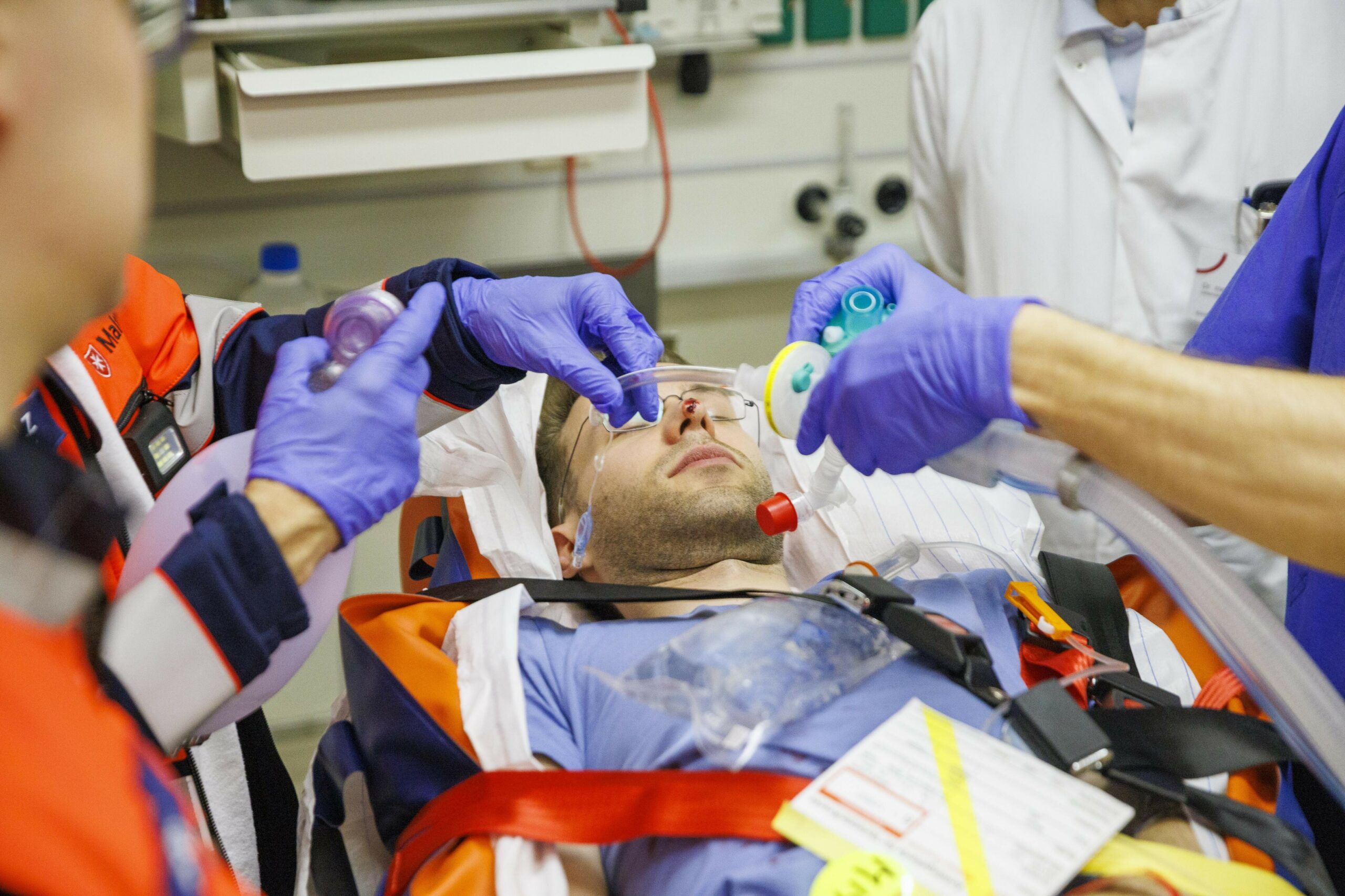 Medizinisches Personal bei einer Übung in der Notaufnahme eines Krankenhauses (Symbolbild).