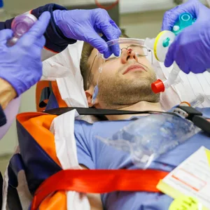 Medizinisches Personal bei einer Übung in der Notaufnahme eines Krankenhauses (Symbolbild).