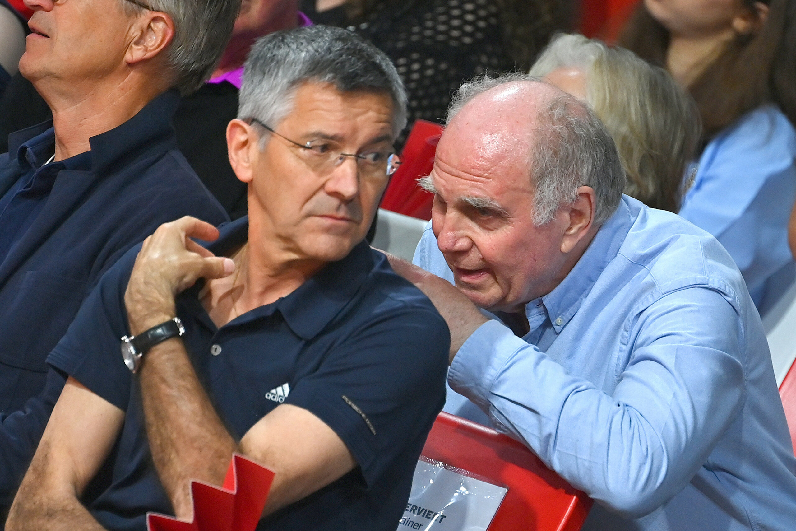 Uli Hoeneß redet auf Herbert Hainer ein