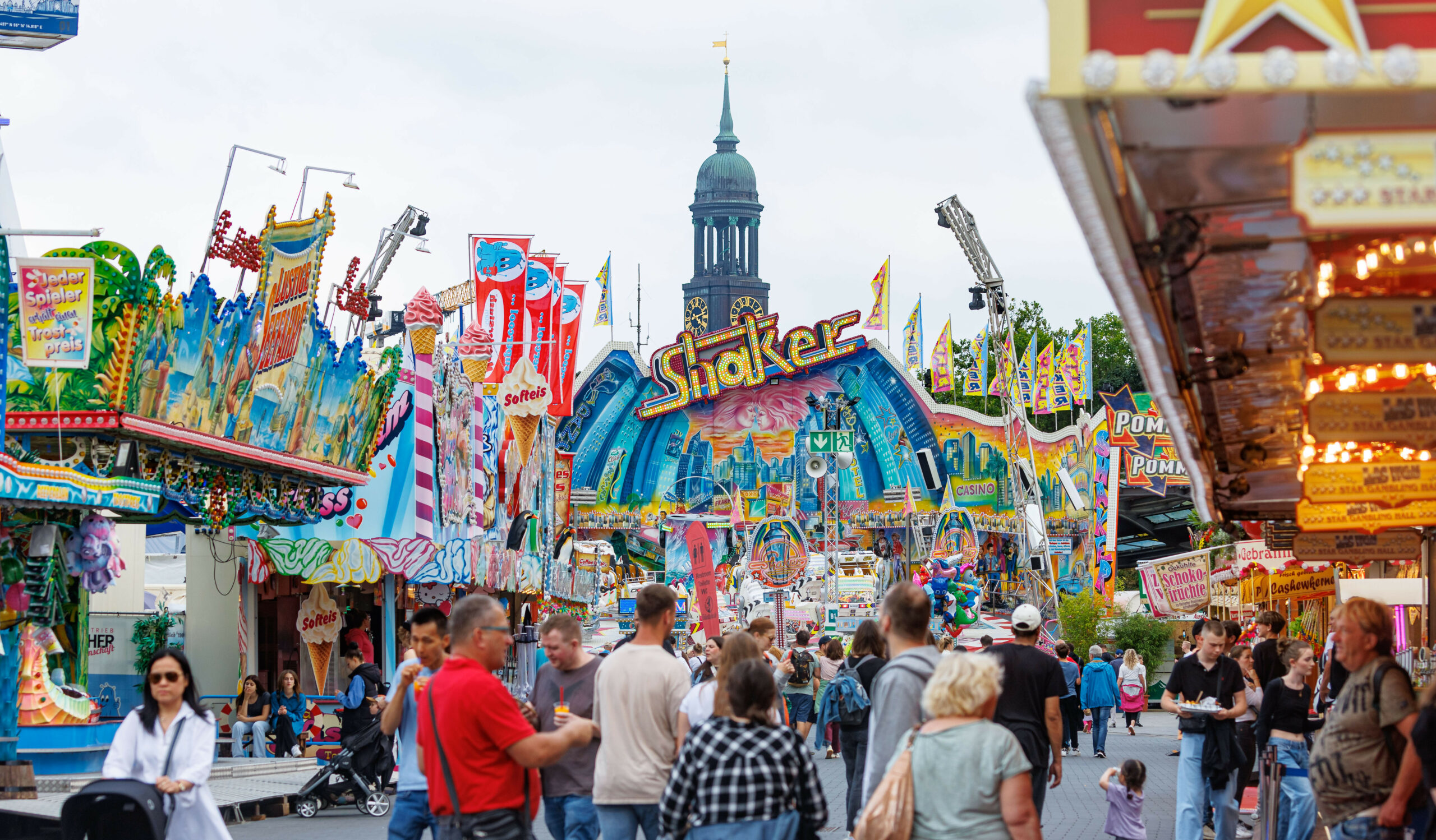 Besucher sind zum Start des Hamburger Sommerdoms auf dem Heiliggeistfeld unterwegs.