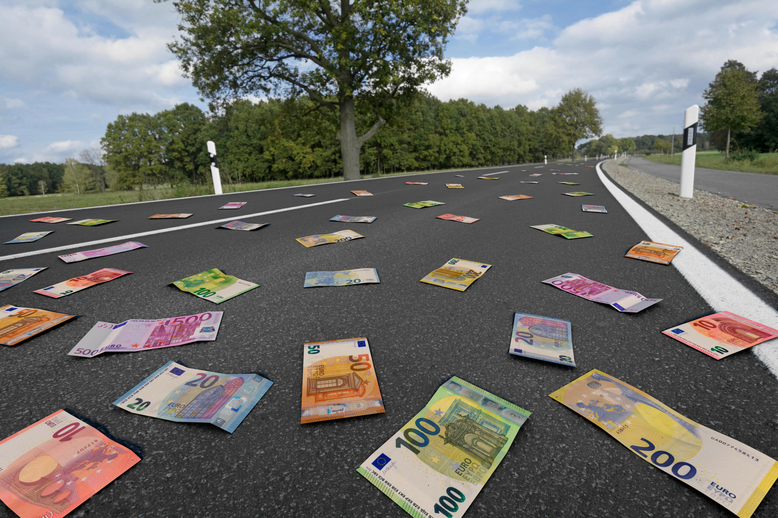 Euroscheine flaterten auf die A1 bei Hamburg – Autofahrer stoppen um sie einzusammeln