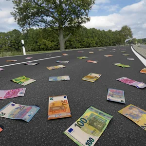 Euroscheine flaterten auf die A1 bei Hamburg – Autofahrer stoppen um sie einzusammeln