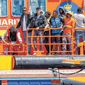 Migranten kommen an Bord eines Schiffes des spanischen Seenotrettungsdienstes im Hafen von Arrecife (Lanzarote) an (Symbolbild).