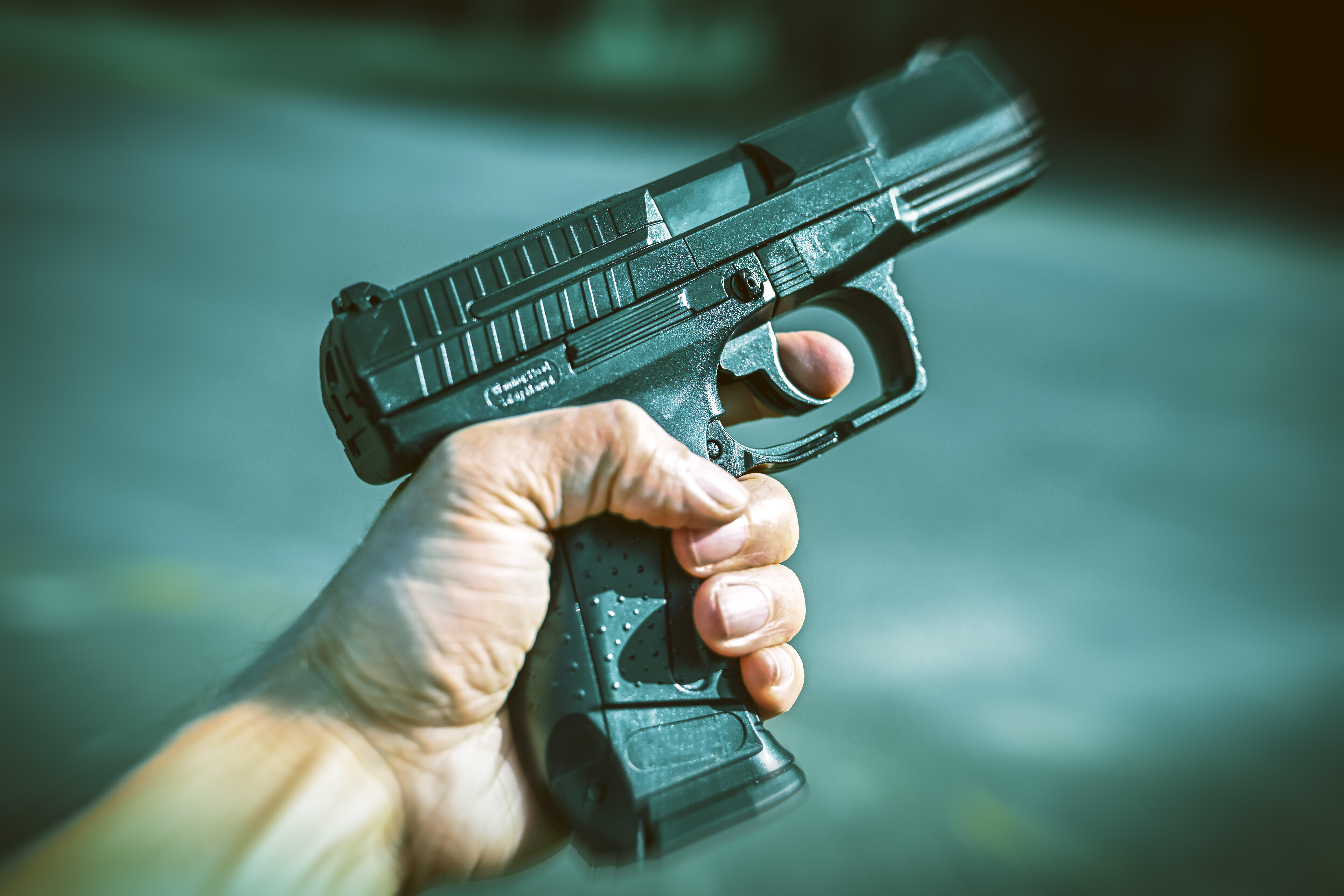 Ein 45-Jähriger soll mit einer Softair-Pistole auf mehrere Kinder geschossen haben. (Symbolbild)