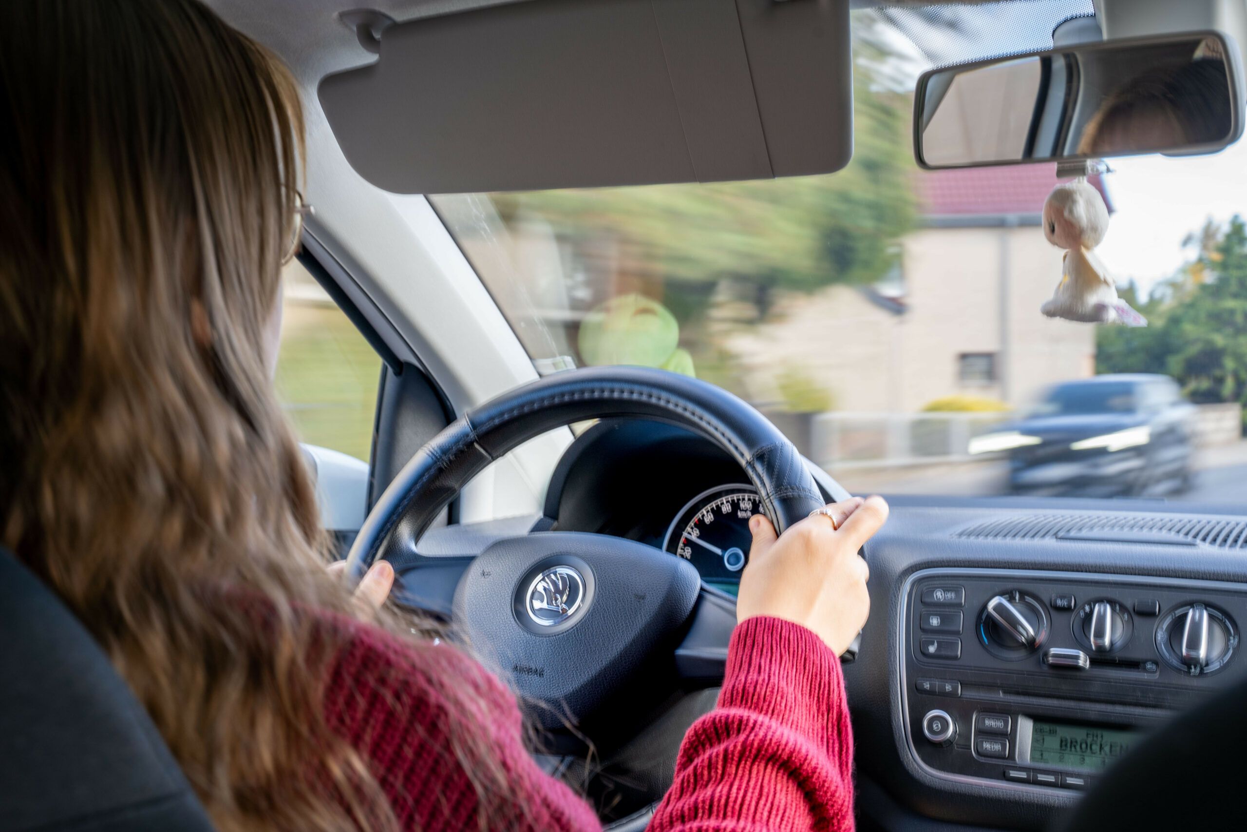 Junge Fahranfängerin im Auto