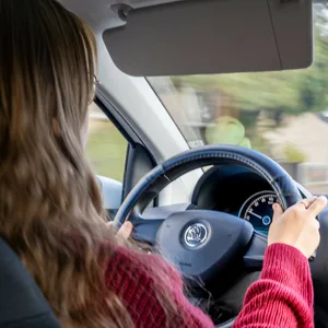Junge Fahranfängerin im Auto