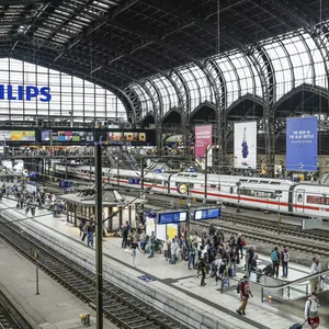 Mann torkelt am Hauptbahnhof über bahsteig und fällt beinahe ins Gleisbett. Bundespolizisten lassen ihn seinen Rausch in Zelle ausschlafen